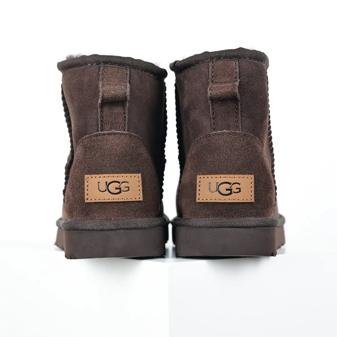 Pick up locally 💰520, core recommendation, good price, UGG Classic Mini mid-tube series, Xiaohongshu hot model, Henan Longfeng leather production, sheepskin and wool integration, top quality in the market, 2-3 cm cashmere insole, keeping warm in winter, suitable for home use. In the new year, uug launched a style series, which is partially biased towards the preferences of young consumers, and has also been at the forefront of fashion trends. Shoe body material, water-repellent coated suede upper 17mm UGGPURE™ implanted wool insole Lightweight non-slip comfortable rubber outsole With brand LOGO Trademark Comes with full packaging Size: 35 36 37 38 39 40